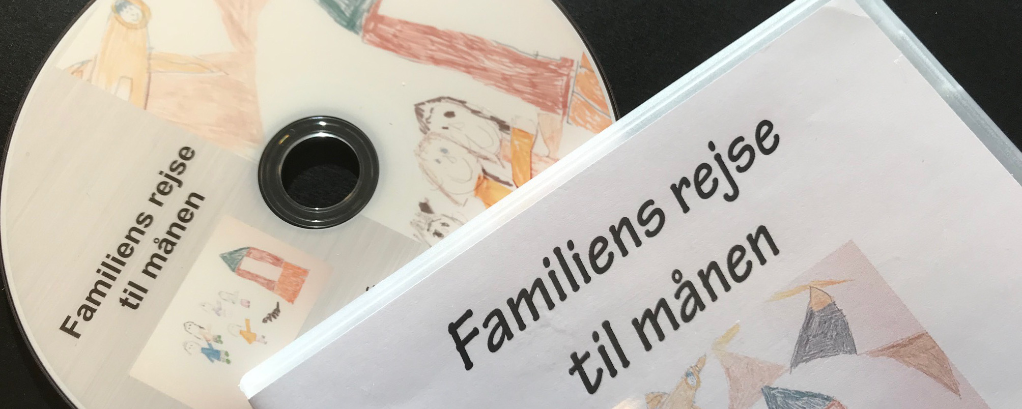 Billedet viser tegnefilmens dvd og dvd-cover. Barnlige tegninger.